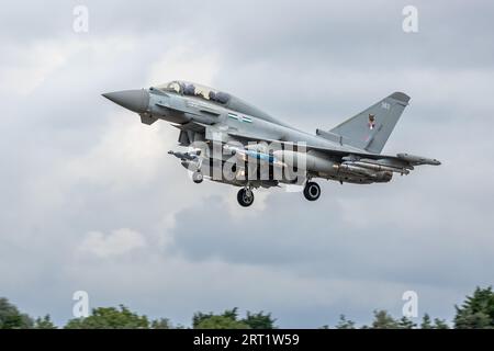 Royal Air Force - Eurofighter EF-2000 Typhoon T.3 ZK383 dal No.12R Squadron, arrivando a RAF Fairford per prendere posto nel RIAT 2023. Foto Stock