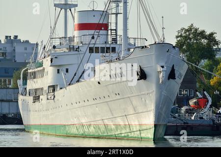 Kaliningrad, Russia, 30 settembre 2020: La nave di ricerca Vityaz si trova sulla strada del Museo dell'oceano mondiale, Pietro il grande Foto Stock