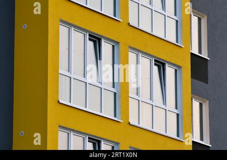 Frammento di un edificio residenziale a più piani da vicino Foto Stock