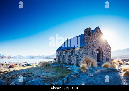 Il maestoso Lago Tekapo e la Chiesa del buon Pastore all'alba in una fresca mattinata primaverile in nuova Zelanda Foto Stock