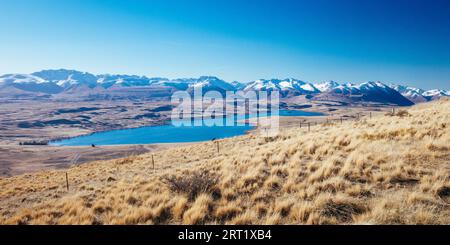 La vista delle alpi meridionali e del lago Alexandrina dal percorso del monte John Walkway e dall'area dell'osservatorio vicino al lago Tekapo in una limpida serata primaverile in nuova Zelanda Foto Stock