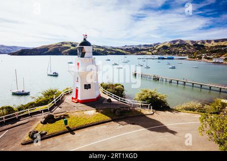 Il conservato iconico Akaroa Lighthouse nell'insediamento di Akaroa sulla Penisola di Banks in Nuova Zelanda Foto Stock