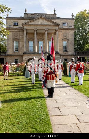 Jane Austen Festival 2023. La Grand Regency, in costume, Promenade, dove persone provenienti da tutto il mondo si uniscono alla processione di apertura del festival, Bath, Regno Unito Foto Stock