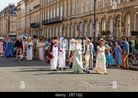 Jane Austen Festival 2023. La Grand Regency Promenade, dove persone provenienti da tutto il mondo si uniscono alla processione di apertura ufficiale del festival. Bath Foto Stock