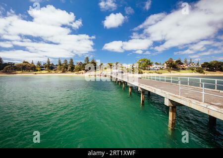 Cowes Foreshore e il suo iconico molo e spiaggia in una calda giornata estiva a Philip Island, Australia Foto Stock