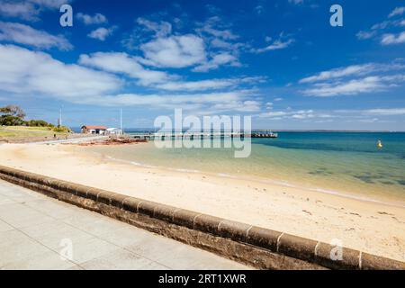 Cowes Foreshore e il suo iconico molo e spiaggia in una calda giornata estiva a Philip Island, Australia Foto Stock