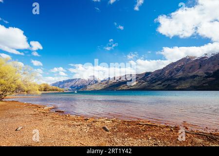 Il lungomare di Glenorchy dal molo sul lago Wakatipu nel distretto di Otago in nuova Zelanda Foto Stock