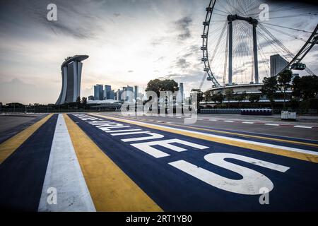 Marina Bay, Singapore, 24 novembre 2019: Circuito del Gran Premio di Singapore nelle fasi finali di smantellamento, accessibile al pubblico lungo la fossa Foto Stock