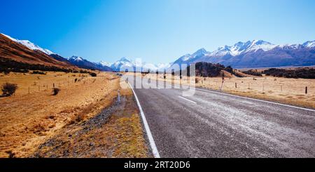 L'autostrada 80 in direzione del villaggio di Mt Cook lungo il lago Pukaki in una chiara giornata primaverile a Canterbury, Nuova Zelanda Foto Stock