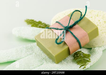 Sapone fatto a mano con olio di oliva e argan, zero rifiuti riutilizzabili articoli da bagno su sfondo verde Foto Stock