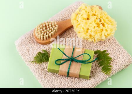 Sapone fatto a mano con olio di oliva e argan, zero rifiuti riutilizzabili articoli da bagno su sfondo verde Foto Stock