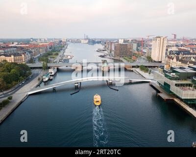 Copenaghen, Danimarca, 27 agosto 2019: Vista aerea del vecchio ponte Langebro e del moderno ponte pedonale e ciclabile Lille Langebro Foto Stock