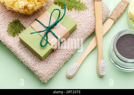 Sapone fatto a mano con olio di oliva e argan, zero rifiuti riutilizzabili articoli da bagno su sfondo verde Foto Stock