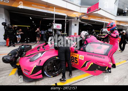 85 BOVY Sarah (bel), GATTING Michelle (dnk), FREY Rahel (Svizzera), Iron Dames, Porsche 911 RSR - 19, pitlane, durante la 6 ore di Fuji 2023, 6° round del FIA World Endurance Championship 2023, dal 7 al 10 settembre 2023 sul Fuji Speedway, a Oyama, Giappone Foto Stock