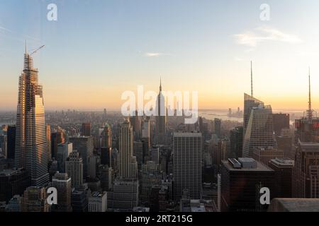 NYC, USA, 21 settembre 2019: Skyline di New York con l'Empire State Building in primo piano visto dalla cima del Rockefeller Center Foto Stock