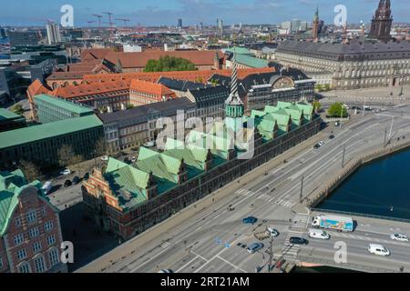 Copenaghen, Danimarca, 7 maggio 2020: Vista aerea del vecchio edificio di Borsen Foto Stock