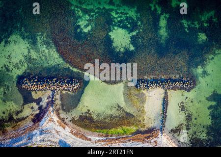 Kikhavn, Danimarca, 15 agosto 2020: Vista aerea di due frangiflutti a Kikhavn Beach vicino a Hundested Foto Stock