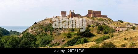 Bornholm, Danimarca, 9 agosto 2020: Rovine dello storico castello di Hammershus sull'isola di Bornholm Foto Stock