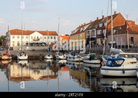 Bornholm, Danimarca, 6 agosto 2020: Barche a vela ancorate al piccolo porto di Allinge Foto Stock