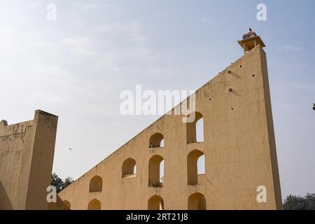 Jaipur, India, 11 dicembre 2019: Strumenti astronomici presso lo storico Jantar Mantar Obsevrvatory Foto Stock