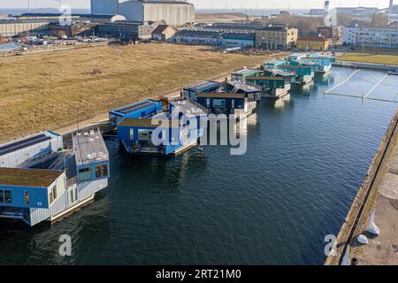 Copenhagen, Danimarca, 25 febbraio 2021: Drone view of Urban Rigger, un'unità abitativa galleggiante sull'acqua dell'architetto Bjarke Ingels Group Foto Stock