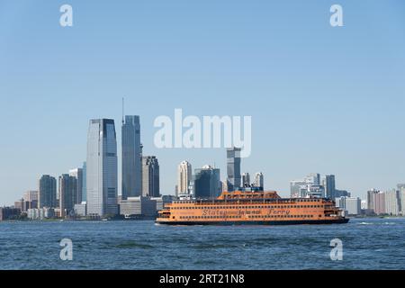 New York, Stati Uniti d'America, 19 settembre 2019: Traghetto per Staten Island che naviga di fronte allo skyline di Jersey City Foto Stock