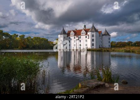 Il castello di Gluecksburg è uno dei più importanti castelli rinascimentali del Nord Europa. Il castello è uno dei luoghi più famosi della zona Foto Stock