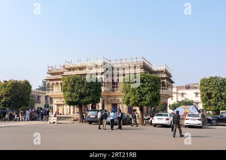 Jaipur, India, 11 dicembre 2019: Persone di fronte al Mubarak Mahal Palace al City Palace Foto Stock