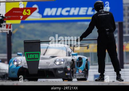 77 RIED Christien (Ger), PEDERSEN Mikkel (dnk), ANDLAUER Julien (fra), Dempsey-Proton Racing, Porsche 911 RSR - 19, pitlane durante la 6 ore di Fuji 2023, 6° round del FIA World Endurance Championship 2023, dal 7 al 10 settembre 2023 sulla Fuji Speedway, a Oyama, Giappone Foto Stock