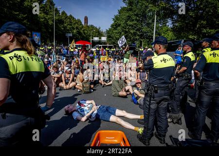 L'AIA - la polizia sta prendendo provvedimenti contro gli attivisti del clima che si recano sul manto stradale dell'A12 per il secondo giorno di fila per manifestare contro la concessione da parte del governo di sussidi fossili. Gli attivisti includono tutti gli accordi finanziari che favoriscono l'uso di combustibili fossili. Extinction Rebellion ha annunciato che vuole bloccare l'Utrechtsebaan sulla A12 ogni giorno. ANP ROBIN UTRECHT paesi bassi fuori - belgio fuori Foto Stock