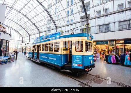 CHRISTCHURCH, NUOVA ZELANDA, 16 settembre 2019: Christchurch's Cathedral Junction, dove il suo famoso tram circola per la città. Uno dei tram più antichi Foto Stock