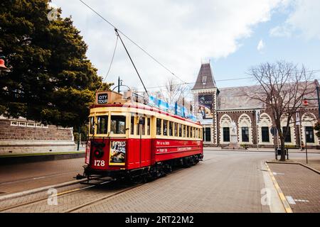 CHRISTCHURCH, NUOVA ZELANDA, 17 settembre 2019: Il famoso tram di Christchurch su Worcester Blvd che poi circola per la città. Uno dei tram più antichi Foto Stock