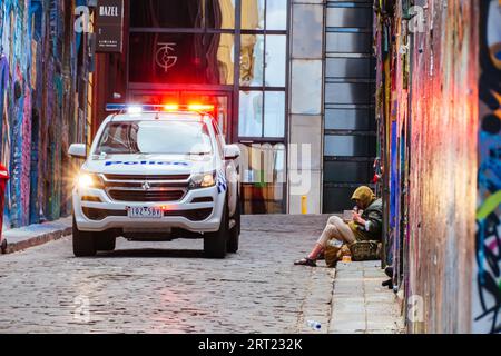 Melbourne, Australia, 10 ottobre 2020: La polizia effettua controlli di routine contro le regole pandemiche a Hosier Lane durante la pandemia di Coronavirus e. Foto Stock