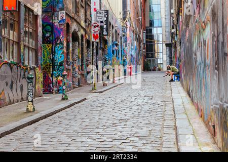 Melbourne, Australia, 10 ottobre 2020: Hosier Lane a Melbourne è tranquillo e vuoto con una sola persona durante la pandemia di Coronavirus e.. Foto Stock