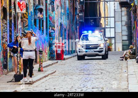 Melbourne, Australia, 10 ottobre 2020: La polizia effettua controlli di routine contro le regole pandemiche a Hosier Lane durante la pandemia di Coronavirus e. Foto Stock