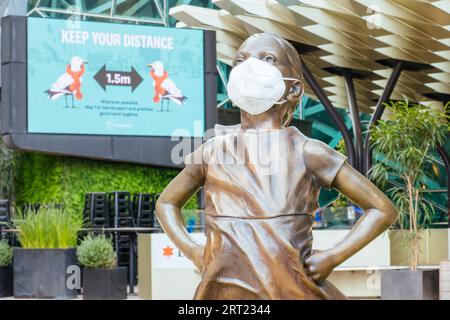 Melbourne, Australia, 10 ottobre 2020: Federation Square e una statua mascherata di Fearless Girl a Melbourne è tranquilla e vuota durante il Foto Stock