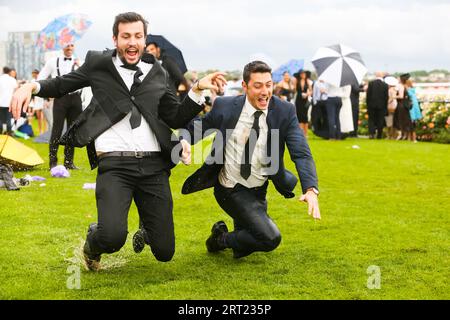 MELBOURNE, AUSTRALIA, 2 NOVEMBRE: Gli amanti dell'alcol alla fine del Derby Day al Melbourne Cup Carnival 2019 all'ippodromo Flemington di Melbourne Foto Stock