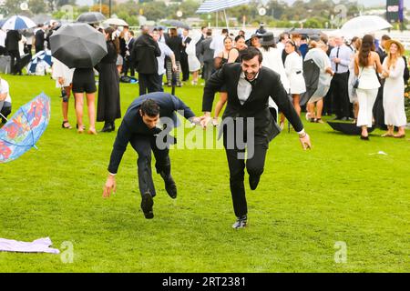 MELBOURNE, AUSTRALIA, 2 NOVEMBRE: Gli amanti dell'alcol alla fine del Derby Day al Melbourne Cup Carnival 2019 all'ippodromo Flemington di Melbourne Foto Stock