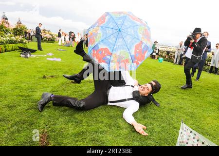 MELBOURNE, AUSTRALIA, 2 NOVEMBRE: Gli amanti dell'alcol alla fine del Derby Day al Melbourne Cup Carnival 2019 all'ippodromo Flemington di Melbourne Foto Stock