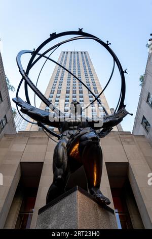 New York, Stati Uniti, 21 settembre 2019: Vista dall'alto della statua dell'Atlante nel Rockefeller Center. Creato da Lee Lawrie nel 1937 Foto Stock