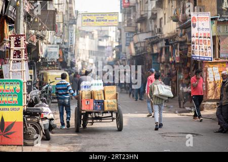 Delhi, India, 4 dicembre 2019: Persone sulla strada trafficata del Main Bazaar nel quartiere di Paharganj Foto Stock
