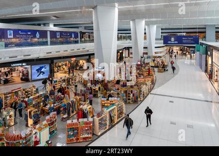 Delhi, India, 14 dicembre 2019: Negozi all'interno del terminal all'interno dell'aeroporto internazionale Indira Gandhi Foto Stock