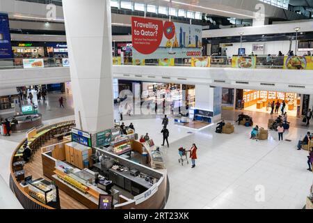 Delhi, India, 14 dicembre 2019: Negozi all'interno del terminal all'interno dell'aeroporto internazionale Indira Gandhi Foto Stock