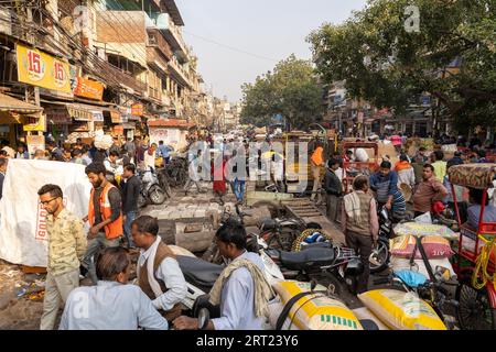 Vecchia Delhi, India, 4 dicembre 2019: Una strada trafficata al mercato delle spezie Khari Baoli nella vecchia Delhi Foto Stock