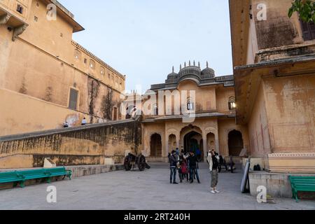 Jaipur, India, 12 dicembre 2020: Persone di fronte all'ingresso del forte di Nahargarh Foto Stock