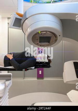 Paziente durante radioterapia, trattamento del cancro, tumore cerebrale, Duesseldorf, Germania Foto Stock