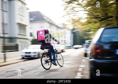Consegna del cibo da parte di un corriere su una bicicletta, Colonia, Germania Foto Stock