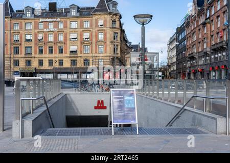 Copenaghen, Danimarca, 20 marzo 2020: Cartello presso la stazione della metropolitana Town Hall per informare sul coronavirus Foto Stock