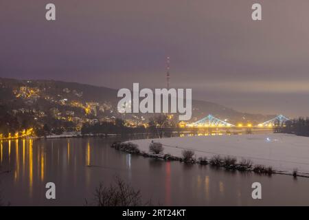 Vista dal Palazzo Albrechtsberg fino all'Elba fino alle piste con il Blauen Wunder e la Torre della televisione Foto Stock