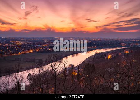 Blue Hour sulla Agneshoehe sulla pista dell'Elba di Wachwitz Foto Stock